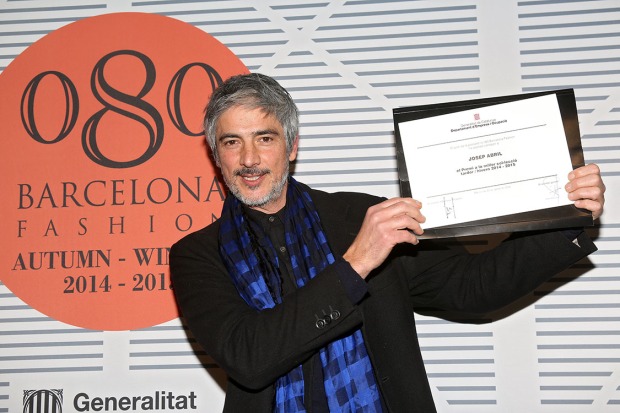 El diseñador Josep Abril recogiendo su premio.